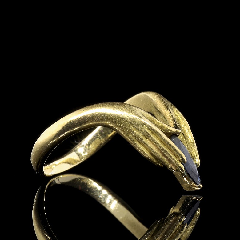 Anillo oro amarillo 18 k y con zafiro, Carrera y Carrera