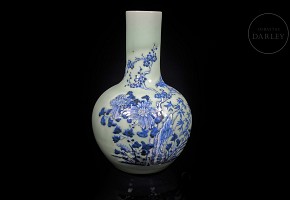 Tianqiuping ‘Bird and flower’ vase, celadon background, Qing dynasty