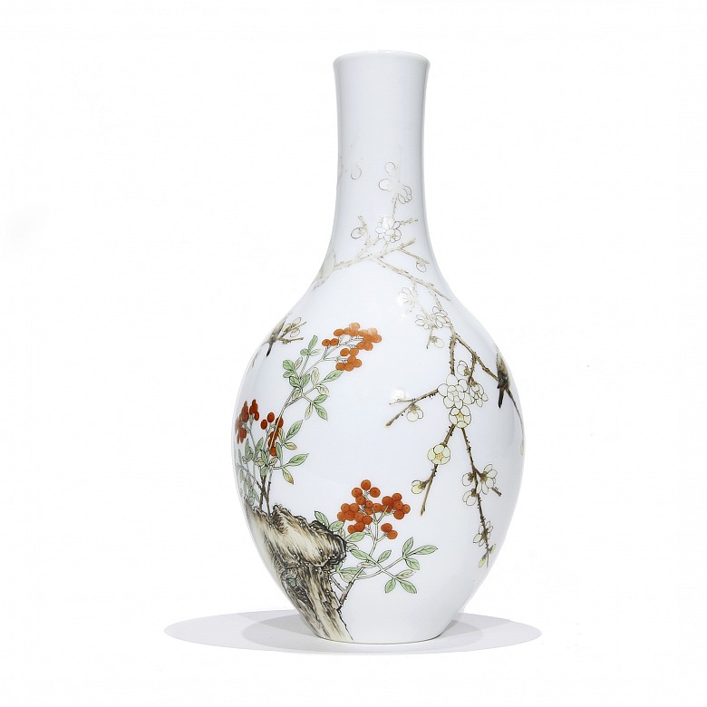 A Falangcai porcelain vase with nature and birds, Qianlong (1736 - 1795).