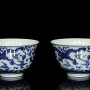 Pareja de cuencos, azul y blanco, con marca Qianlong