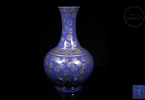 Glazed porcelain vase with blue background, Qing dynasty, with Guangxu seal