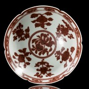 Enamelled porcelain bowl ‘Flowers’, with Xuande mark