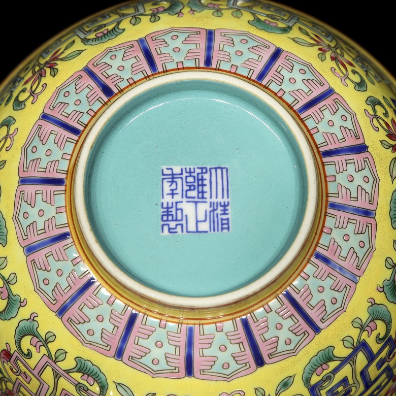 Porcelain enamelled bowl with yellow background, with Yongzheng seal