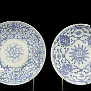 Cuatro platos de porcelana con flores, S.XIX - XX