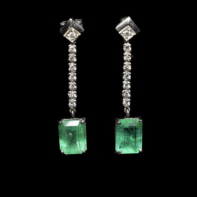 Long white gold earrings with emeralds and diamonds