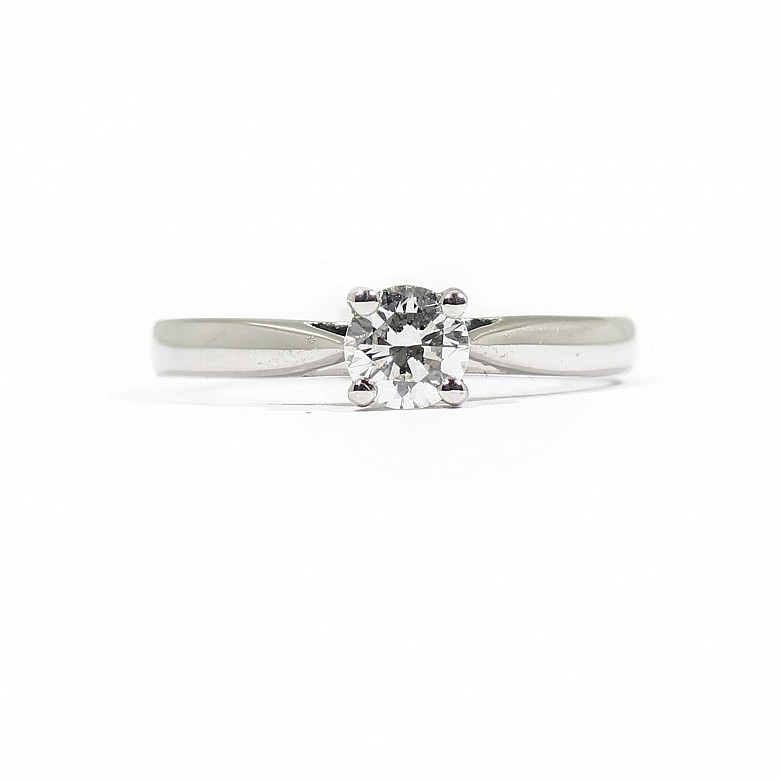 18k white gold ring with diamond.