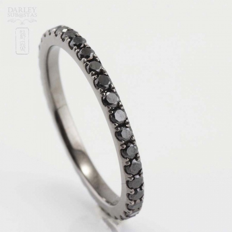 Alliance in 18k white gold and black diamonds.