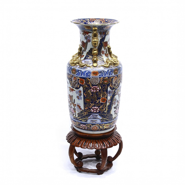 Chinese porcelain vase on a pedestal, 20th century