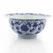 Porcelain bowl, blue and white, Kangxi seal mark.