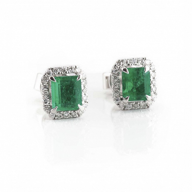 Earrings in 18k gold, brilliant and Colombian emerald