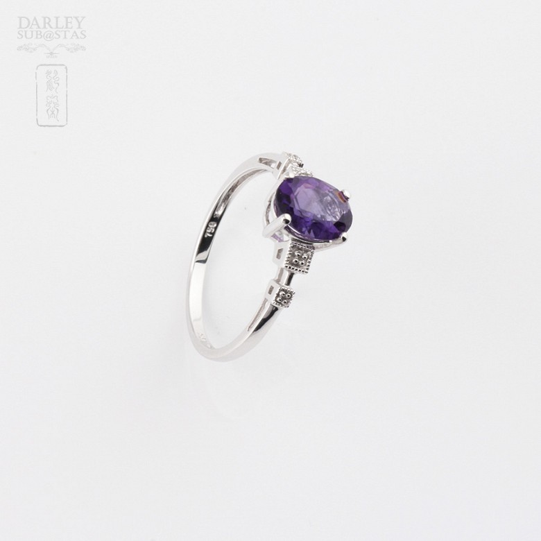 18k white gold ring with amethyst and diamonds.