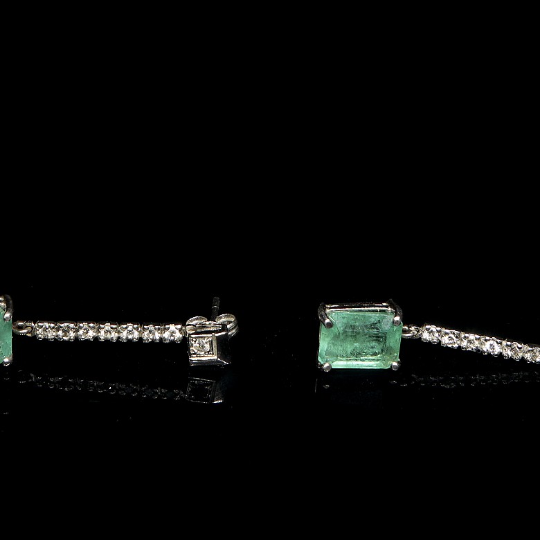 Long white gold earrings with emeralds and diamonds