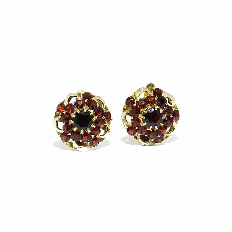 Earrings in 18k yellow gold with garnet rosette.