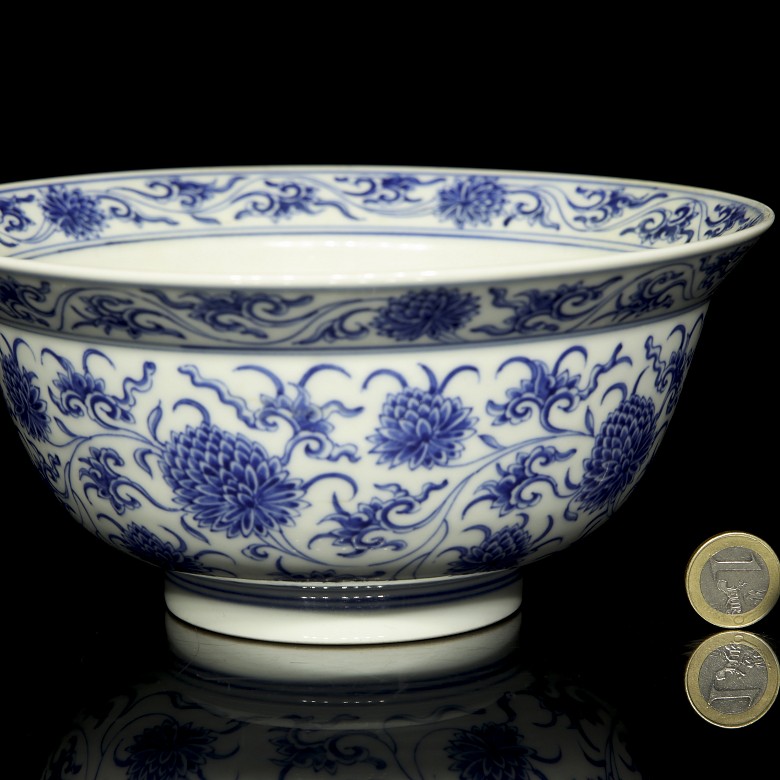 Small blue and white porcelain bowl “Peonies” with mark on base