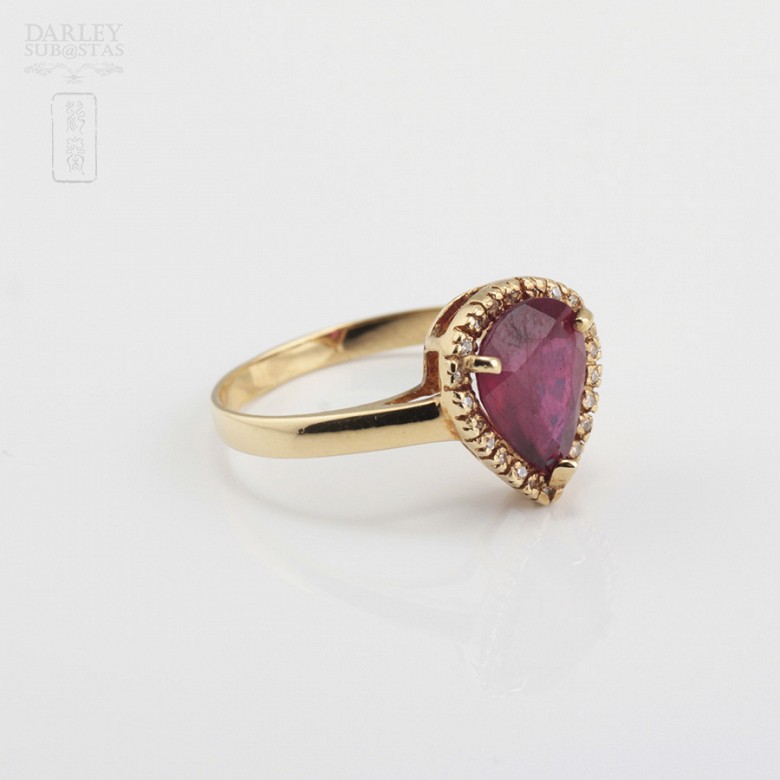 Ring with ruby ​​and diamonds in 18k yellow gold.