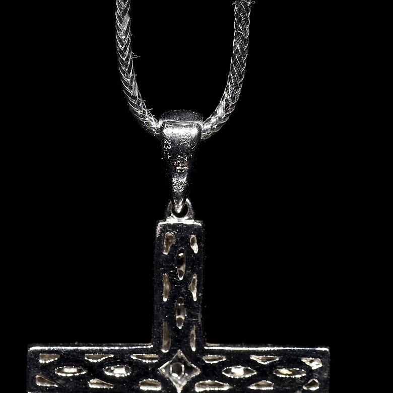 Cross in white gold and diamonds