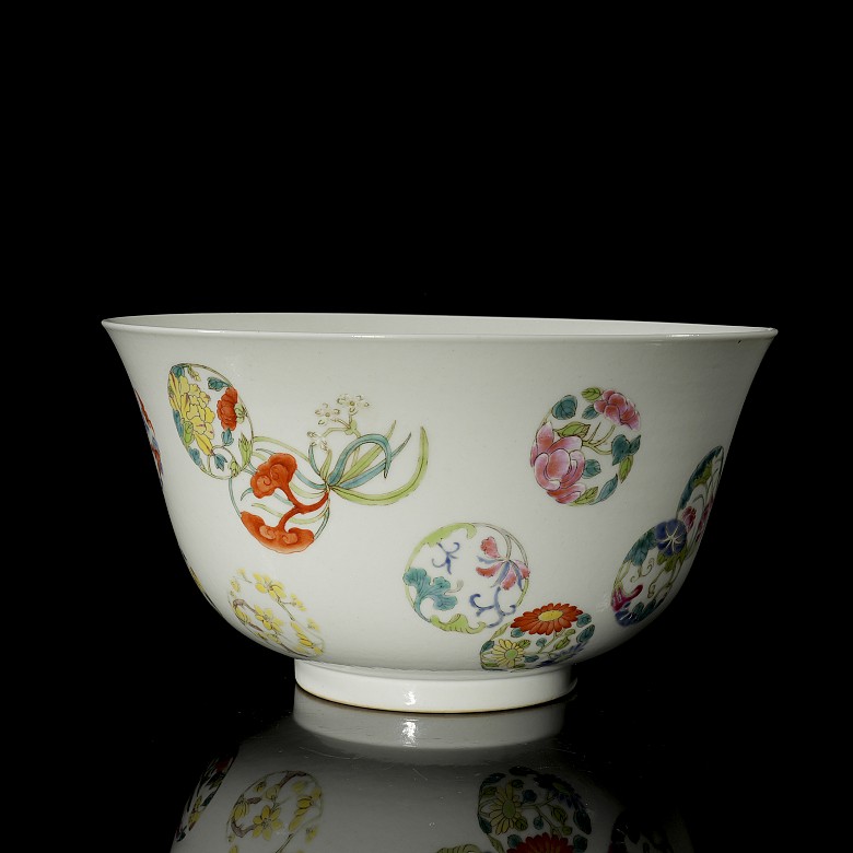 Polychrome porcelain bowl ‘Scenes’, Qing dynasty