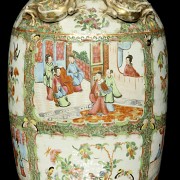 Pair of Cantonese vases “Palace scenes”, 19th century