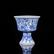 Copa de porcelana esmaltada azul y blanco, dinastía Qing