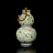 'Hulu' vase in pink family porcelain, with Qianlong seal - 7