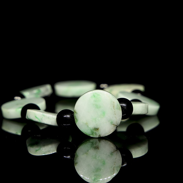 Natural jadeite bracelet, Qing dynasty