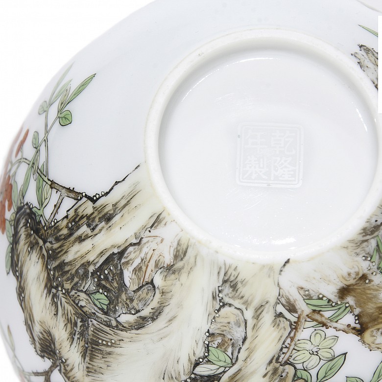 A Falangcai porcelain vase with nature and birds, Qianlong (1736 - 1795).