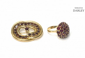 Juego de broche y anillo con montura de oro de 18k.