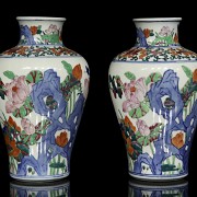 Pareja de jarrones de porcelana esmaltada