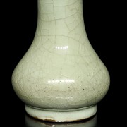 Ceramic vase with ‘Geyao’ glaze, Ming dynasty