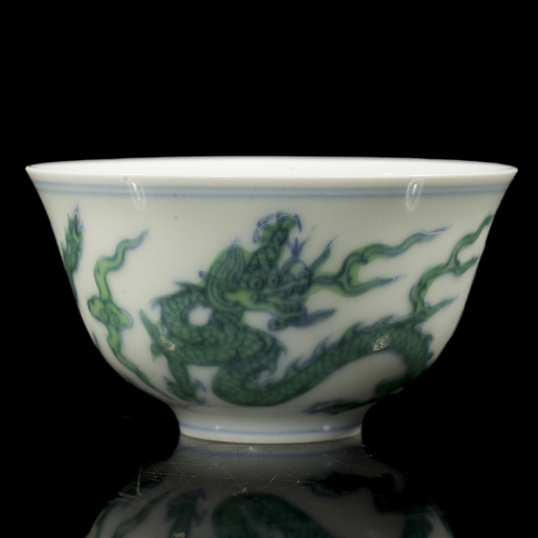 Glazed and enamelled porcelain ‘Dragon’ bowl, Qing dynasty