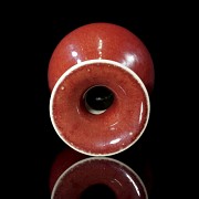 Red enamelled porcelain vase, Qing dynasty