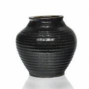 Striated ceramic vase, Qing dynasty