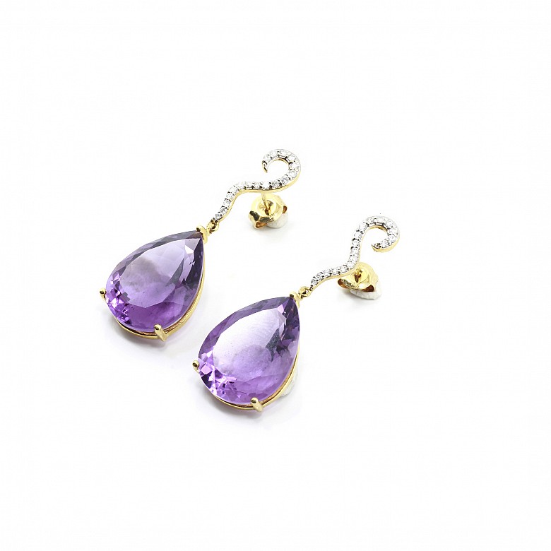 Earrings in 18 k yellow gold with amethysts and diamonds.