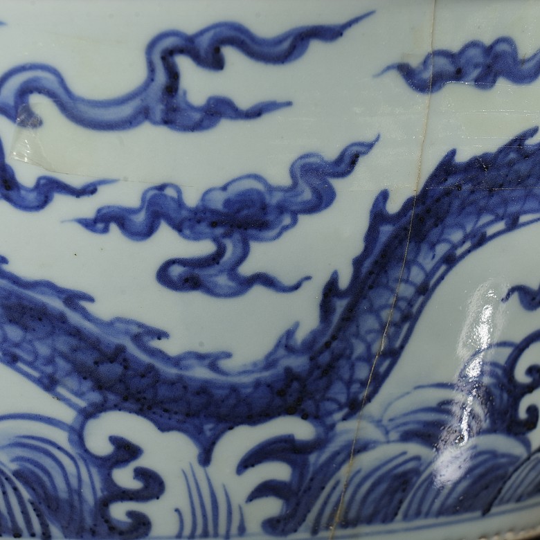 Blue-and-white porcelain ‘Dragon’ fish bowl, with Xuande mark, Ming dynasty