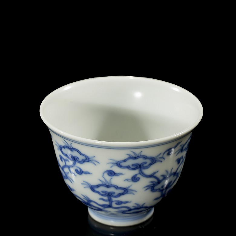 Enamelled porcelain mug ‘Ruyis’, with Jianjing seal