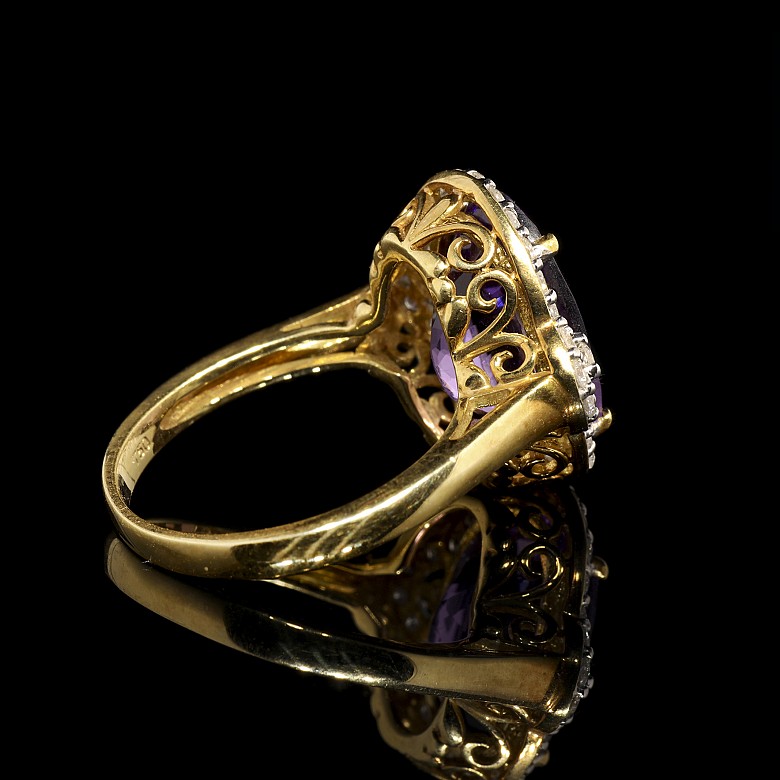 Anillo en oro amarillo de 18 k con amatista y diamantes