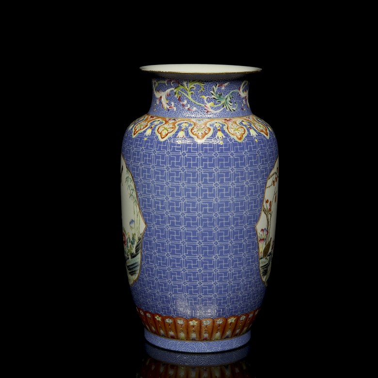 Small glazed porcelain vase ‘Birds’, with Qianlong mark