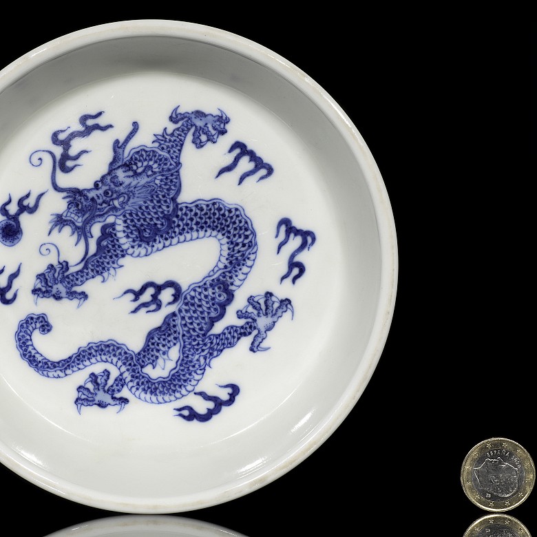 Plato de porcelana con dragón, con marca Kangxi