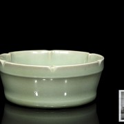 Celadon-glazed Longquan ceramic bowl, Song dynasty or later