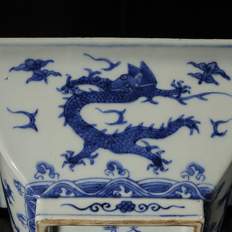 Blue-and-white porcelain pot ‘Dragons’, with Ming Dynasty seal, Jiajing