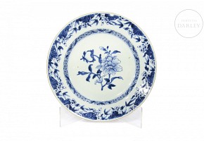 Chinese blue and white decorated plate, 18th century