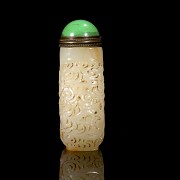 Carved jade ‘Dragon’ snuff bottle, Qing dynasty