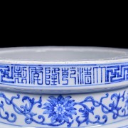 Incensario de cerámica vidriada azul y blanco, dinastía Qing