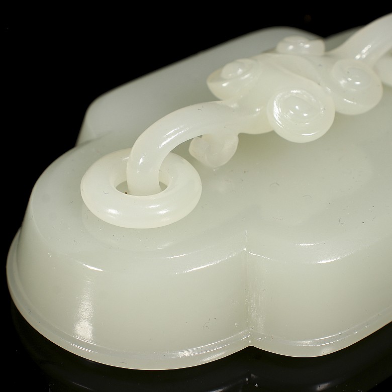 Heitan white jade lidded box, Qing dynasty, with Qianlong seal