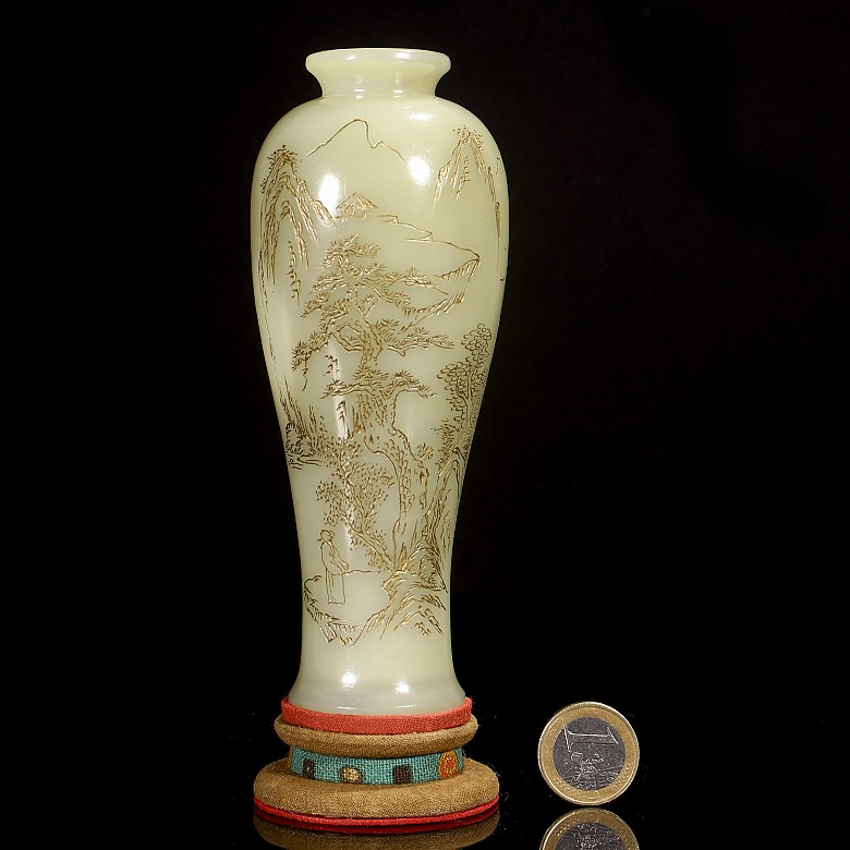 Small Hetian jade vase, Qing dynasty