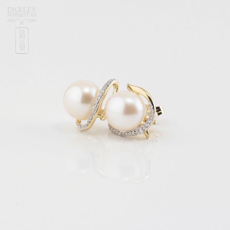 Earrings in 18k yellow gold and diamonds and pearls.