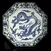 Blue and white porcelain octagonal box, 20th century