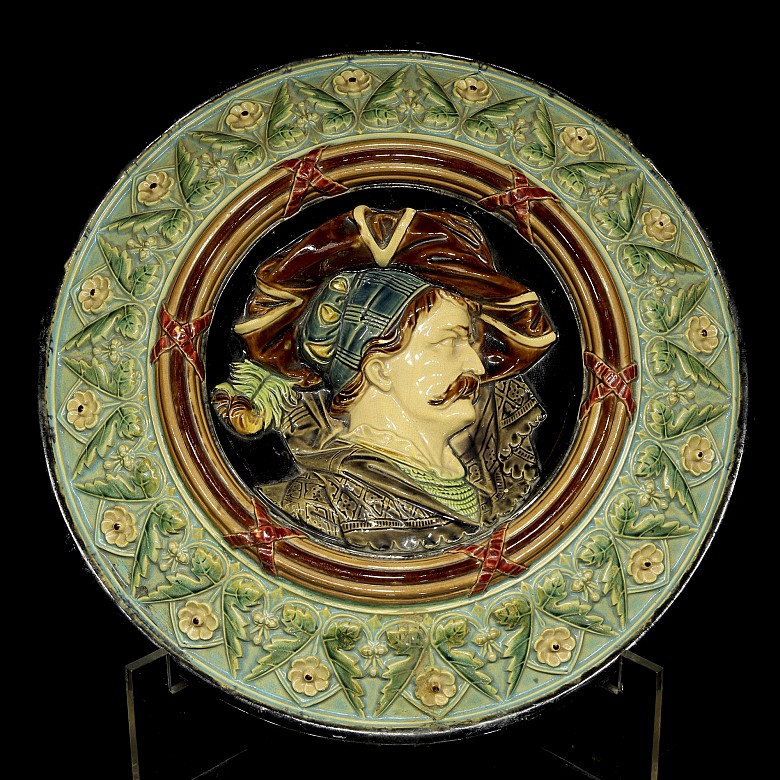 Gran plato de mayólica con retrato, s.XIX