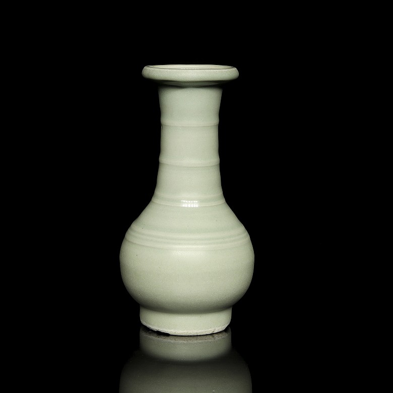 Glazed ceramic vase with a ‘Bamboo’ neck, Ming dynasty