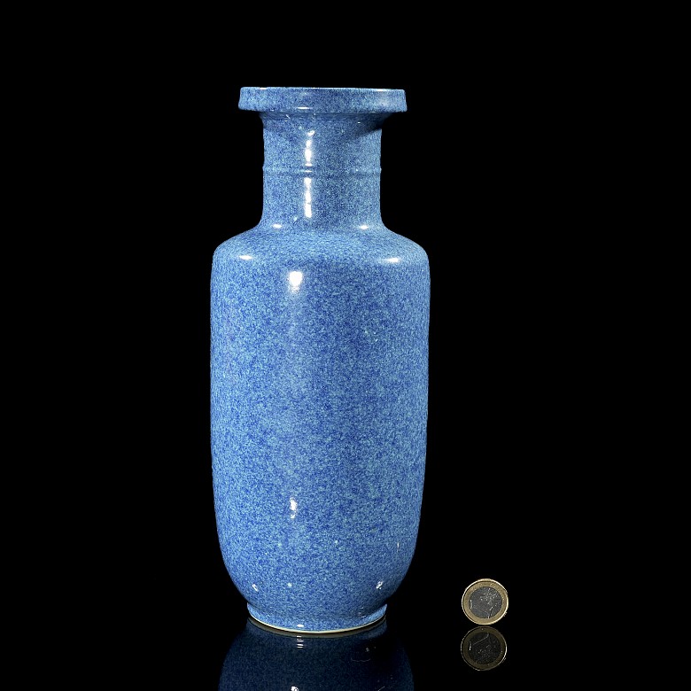 Blue-glazed porcelain vase, Qing dynasty